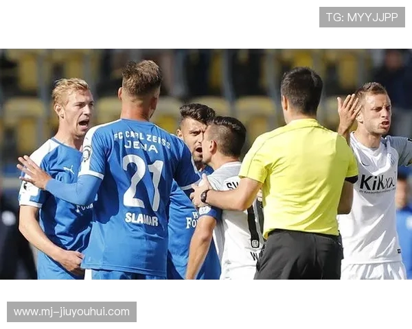 足球场上的那些搞笑瞬间 球员失误、裁判趣事和球迷奇葩反应大集锦